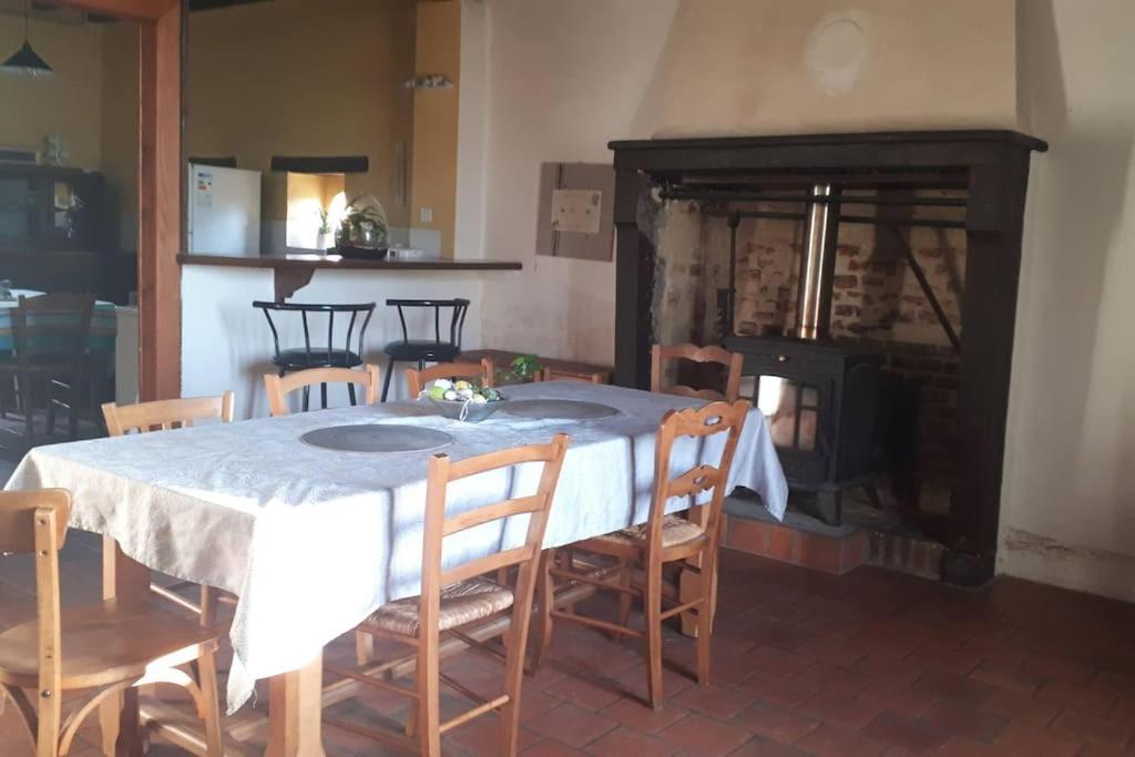 Gite A La Ferme, Avec Animaux, Fromages Et Nature Neuville-les-Decize Exterior foto